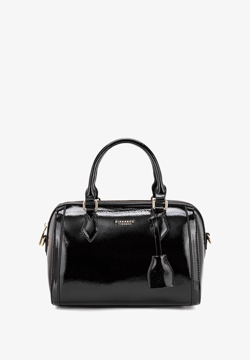 Borsa a vento in pelle sintetica nera con due manici arrotondati, hardware dorato, una cerniera dorata e un'etichetta staccabile. Texture liscia con una finitura lucida.