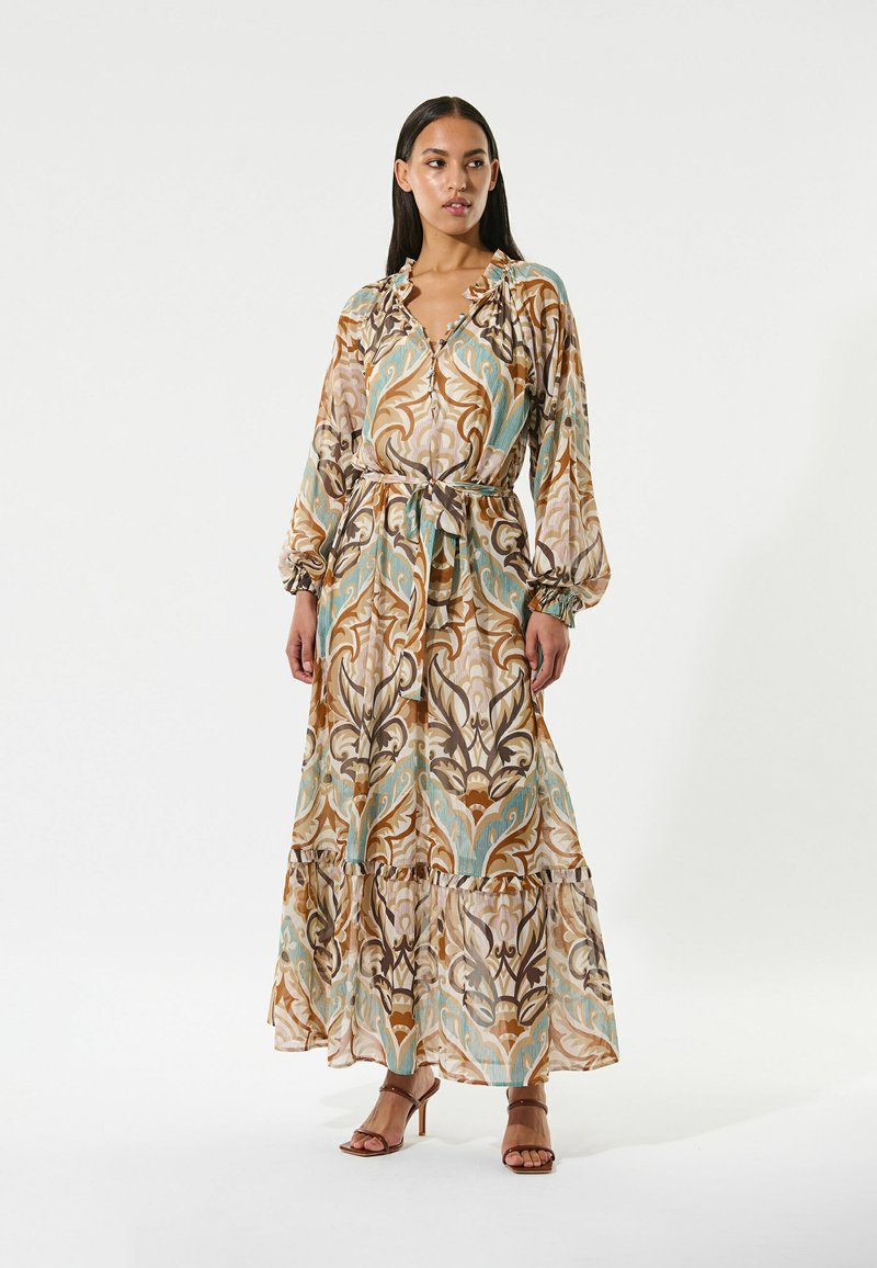 Abito maxi con motivo floreale in marrone, teal e crema. Presenta un colletto e una vita accentuata con una cintura coordinata. Maniche lunghe.