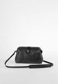 Borsa a mano in pelle nera con texture liscia, forma arrotondata e tracolla removibile. Presenta una chiusura a scatto e dettagli di cucitura.