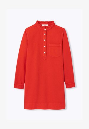 Tunique rouge à manches longues avec col montant à volants, patte de boutonnage avant avec cinq boutons, et une poche poitrine unique sur le côté gauche.