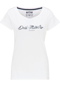 Camiseta de algodón blanca con escote en V y mangas cortas. Presenta "Drei Master" en impresión cursiva azul, con las coordenadas de ubicación debajo.