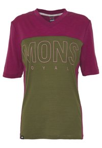 Tričko s krátkým rukávem ve výstřihu do V, zelené barvy s vínovými rukávy, velkým nápisem "MONS ROYAL" v růžové barvě a rovnými lemy.