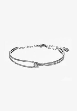 Bracelet en argent avec deux rangées de petits cristaux, un détail en forme de nœud au centre, et une chaîne ajustable avec un fermoir orné d'un charme en cristal.