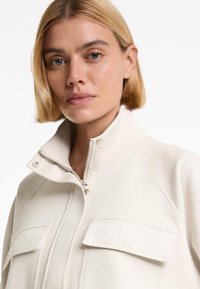 OYSHO PIQUÉ WITH COTTON AND POCKETS - Giacca leggera - sand