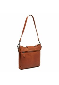 Bolso cruzado de cuero marrón con una sola correa ajustable, con un bolsillo frontal con cremallera y cierre de solapa en la parte superior. Textura suave, diseño minimalista.