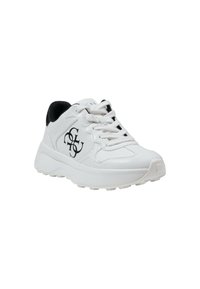 Baskets blanches avec une tige synthétique lisse, des détails noirs, une semelle épaisse et un logo marqué sur le côté extérieur.