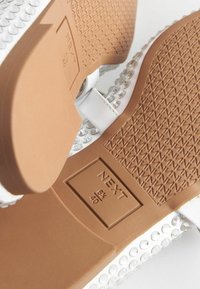 Next FOREVER COMFORT  MARY JANE REGULAR FIT - Balerínky s remienkom okolo členku - white