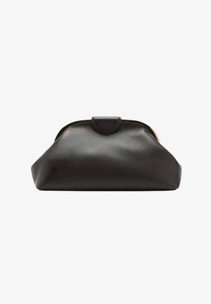Pochette en cuir noir souple avec un cadre arrondi et une petite fermeture à languette en haut au centre.