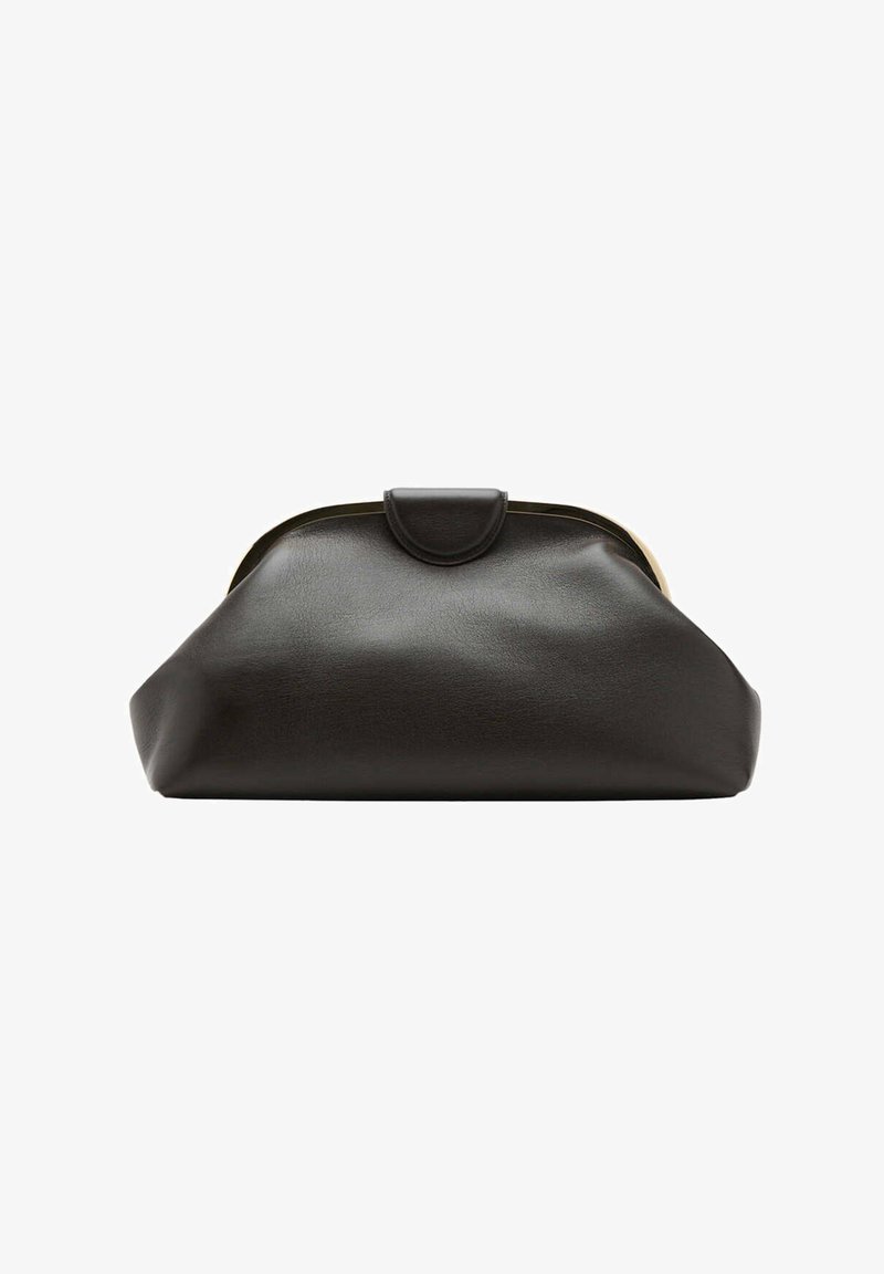 Pochette en cuir noir souple avec un cadre arrondi et une petite fermeture à languette en haut au centre.