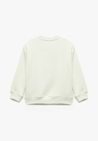 Sudadera blanca, material de algodón suave, cuello redondo, mangas largas, puños y dobladillo acanalados, textura lisa sin patrones ni acentos visibles.