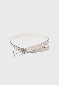 Ceinture beige mince avec motif "MK" répété et boucle rectangulaire argentée, posée à plat sur un fond blanc.