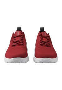 Zapatos deportivos de punto rojos con un diseño sin costuras, suelas blancas y acentos negros en el talón y la lengüeta. Presentan un sistema de cordones estándar.
