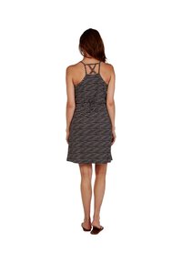 Pruhované, bezrukávové šaty v černobílé kombinaci, s přiléhavým živůtkem a rozšířenou sukní. Obsahují křížové design na zádech a hladkou texturu.