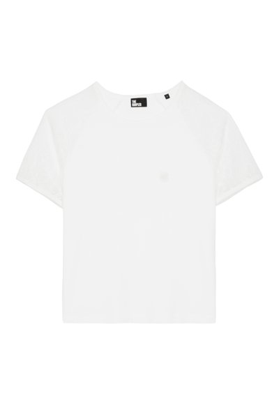 Witte cropped T-shirt met korte raglanmouwen, gemaakt van zachte stof, met een subtiele logo op de borst en een ronde halslijn.