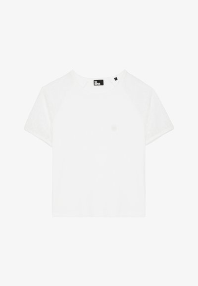 Weißes, kurz geschnittenes T-Shirt mit kurzen Raglanärmeln, aus weichem Stoff, mit einem dezenten Logo auf der Brust und einem runden Halsausschnitt.
