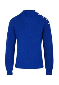 Niebieski sweter z dzianiny z wysokim kołnierzem, prążkowaną fakturą i ozdobnymi srebrnymi guzikami w kształcie serca wzdłuż ramienia.