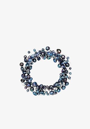 Verstellbares Armband aus verschiedenen dunkelblauen und schwarzen Perlen, mit unregelmäßigen Formen, einer strukturierten Oberfläche und silbernen Akzenten.