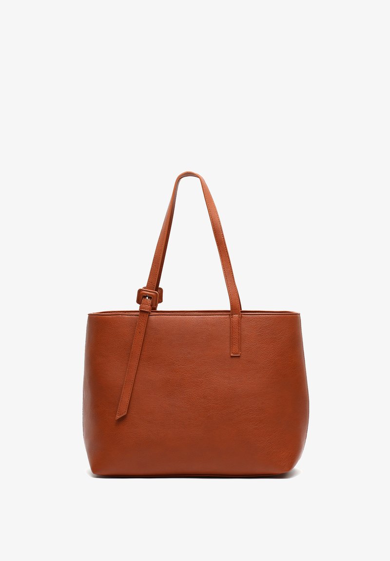 Brązowa skórzana torba tote o gładkiej teksturze, prostokątnym kształcie, z dwiema regulowanymi ramiączkami i bez widocznych elementów metalowych czy wzorów.