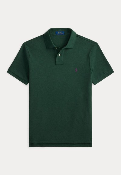 Polo vert foncé à manches courtes avec deux boutons et un petit logo brodé sur la poitrine gauche, posé à plat sur un fond blanc.