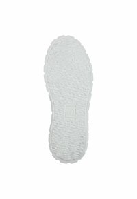 Bílá gumová podrážka s texturovaným povrchem, která má vzor dezénu a embosované logo ve středu. Oválný tvar, flexibilní design.