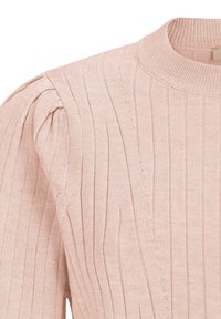 Pull côtelé rose clair avec un col rond, présentant une texture douce et des détails bouffants aux épaules. Rayures verticales sur tout le vêtement.