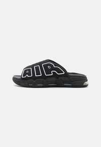 Sandal negru tip slide cu un material superior texturat și litere mari albe "AIR". Dispune de o talpă căptușită și o formă rotundă pentru confort.