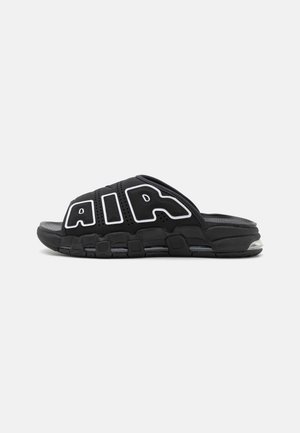 Sandal negru tip slide cu un material superior texturat și litere mari albe "AIR". Dispune de o talpă căptușită și o formă rotundă pentru confort.