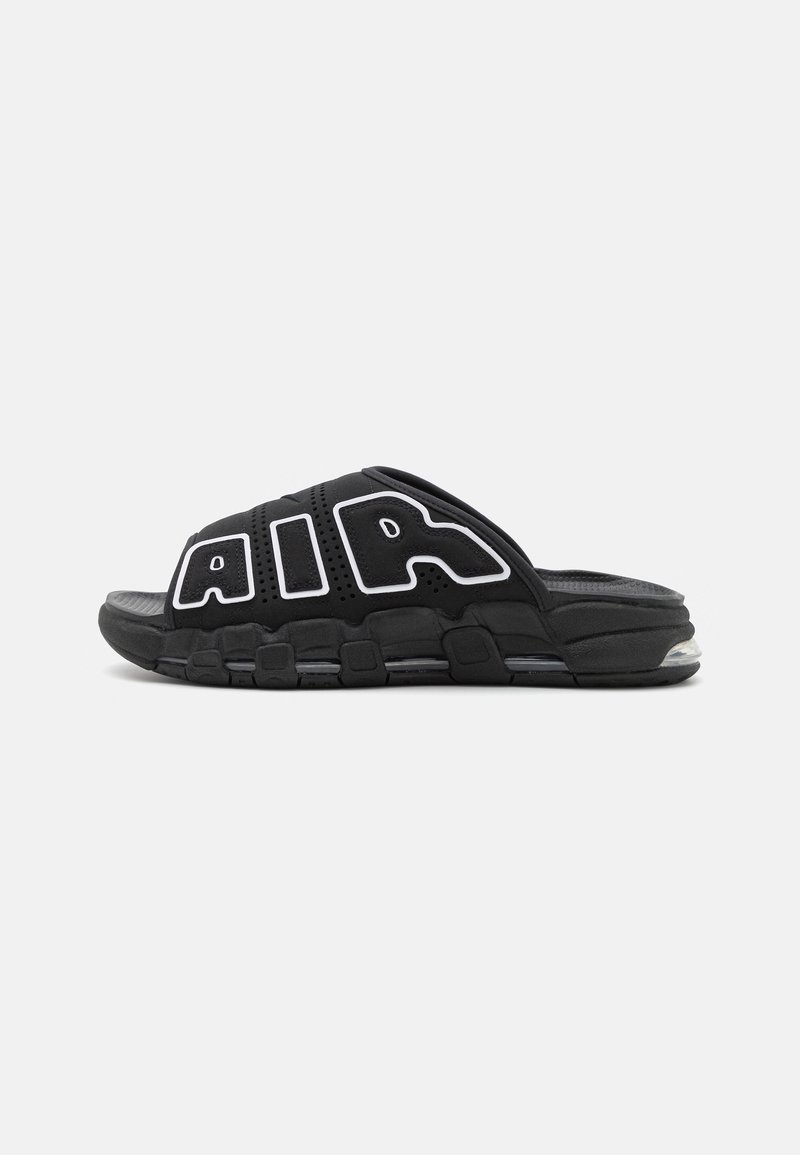 Sandal negru tip slide cu un material superior texturat și litere mari albe "AIR". Dispune de o talpă căptușită și o formă rotundă pentru confort.