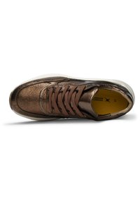 Bronzen leren sneaker met een gestructureerde afwerking, ronde neus, contrasterende bruine veters en een witte rubberen zool. Het interieur heeft een gele voering.