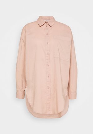 Chemise rose clair à manches longues avec boutonnière, col et poche poitrine, dotée d'une coupe décontractée et d'un ourlet arrondi.