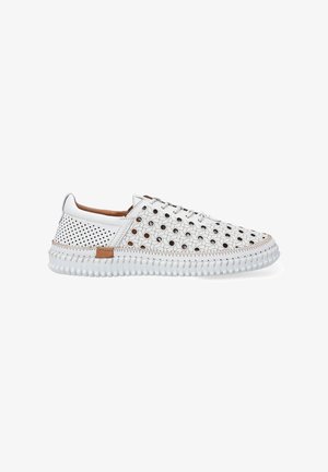 Weißer perforierter Sneaker mit geometrischen Ausschnitten, abgerundeter Zehenpartie, strukturiertem Boden, Akzenten aus braunem Leder und kontrastierender Naht.