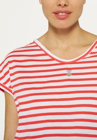 10DAYS STRIPES - Camiseta estampada - white poppy red