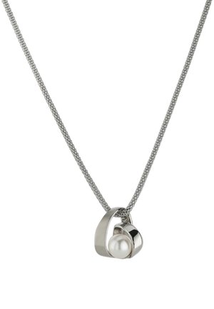 Collier en chaîne argentée avec un pendentif géométrique moderne, présentant une perle blanche lisse encadrée de métal poli.