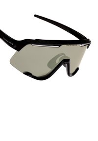 Mustad mustasportlikud päikeseprillid, millel on ümbermoodustav disain, suured hallid objektiivid ja tugev raam valgete aktsentide ja logoga.