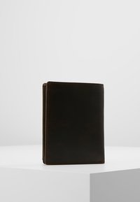 Bruine leren portemonnee met een gladde textuur, rechthoekige vorm en gestikte randen, weergegeven op een witte ondergrond.