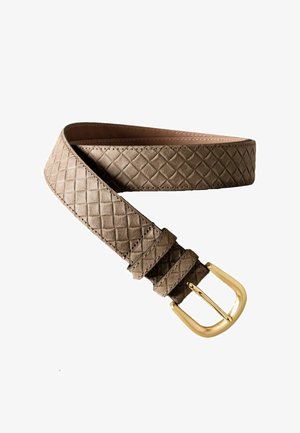 Hnědý texturovaný kožený pásek s diamantovým vzorem a zlatou obdélníkovou sponou na bílém pozadí.