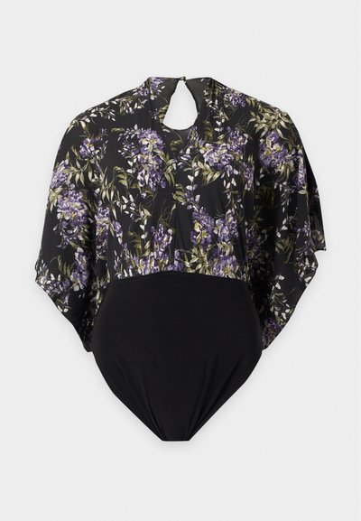 Body noir avec un haut floral ample affichant des fleurs violettes, des feuilles vertes et un col en trou de serrure avec fermeture par bouton dans le dos.