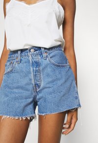 Levi's® 501® ORIGINAL SHORT - Calções de ganga - blue denim