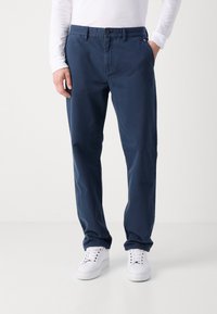 Tommy Jeans RYAN - Hlače - dark night navy