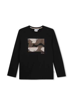 Chemise noire à manches longues avec un rectangle camouflage marron, beige et noir sur la poitrine, avec le mot "BOSS" en bas à droite.