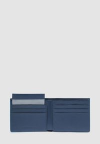 Portafoglio bifold in pelle blu navy con più scomparti per carte, sezioni aperte e un portatessera trasparente.