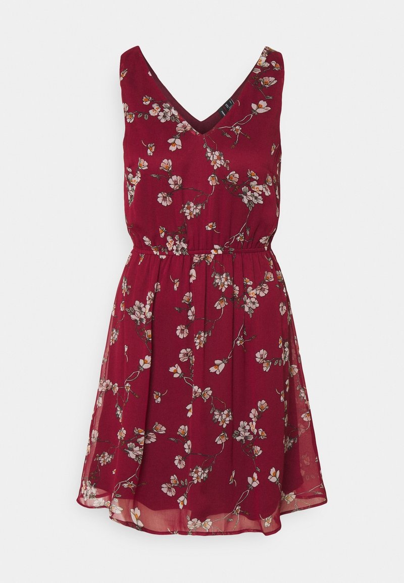 Robe bordeaux sans manches avec un col en V, ornée d'un motif floral rose et blanc. Tissu léger avec une taille froncée et un ourlet fluide.