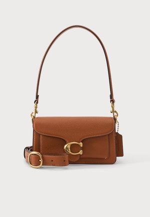 Braune Leder-Schultertasche mit goldener Schnalle in Form eines "C" und verstellbarem Riemen, vorne auf weißem Hintergrund platziert.