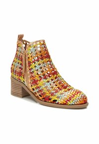 Botín tejido en hilo metálico multicolor, con cremallera lateral y tacón de madera apilada. Diseño de tejido abierto con acentos vibrantes.