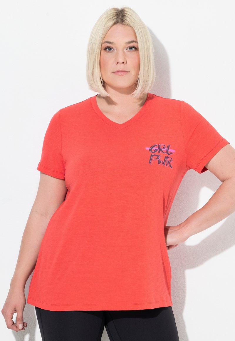 Koronowy t-shirt z dekoltem w serek i krótkimi rękawami z grafiką "GRL PWR" w odcieniach fioletu i różu; wykonany z miękkiej, lekkiej tkaniny.