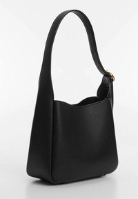 Sac à main en cuir noir avec une forme structurée, texture lisse et une seule bandoulière. Doté de détails en métal doré au point de fixation.