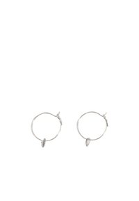 Aros de plata en forma de aros con un acento ovalado, que presentan una textura lisa y pulida y un diseño sencillo. Cada aro cuenta con un cierre seguro.