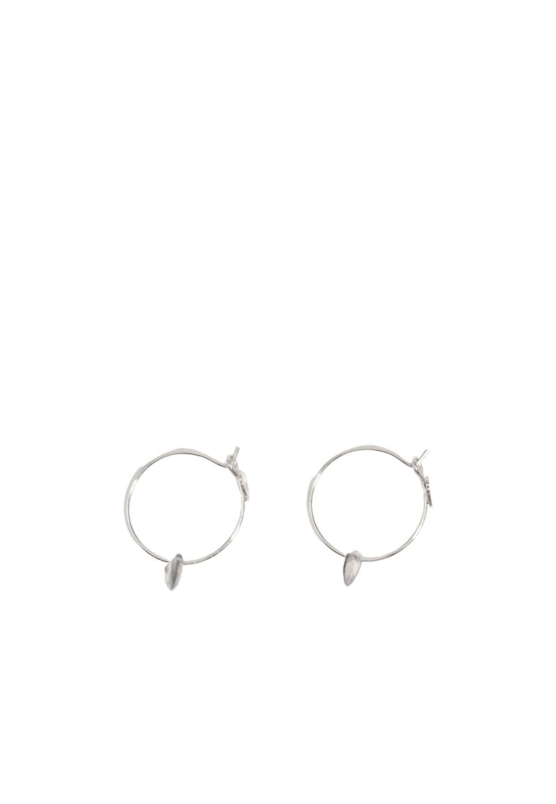 Aros de plata en forma de aros con un acento ovalado, que presentan una textura lisa y pulida y un diseño sencillo. Cada aro cuenta con un cierre seguro.