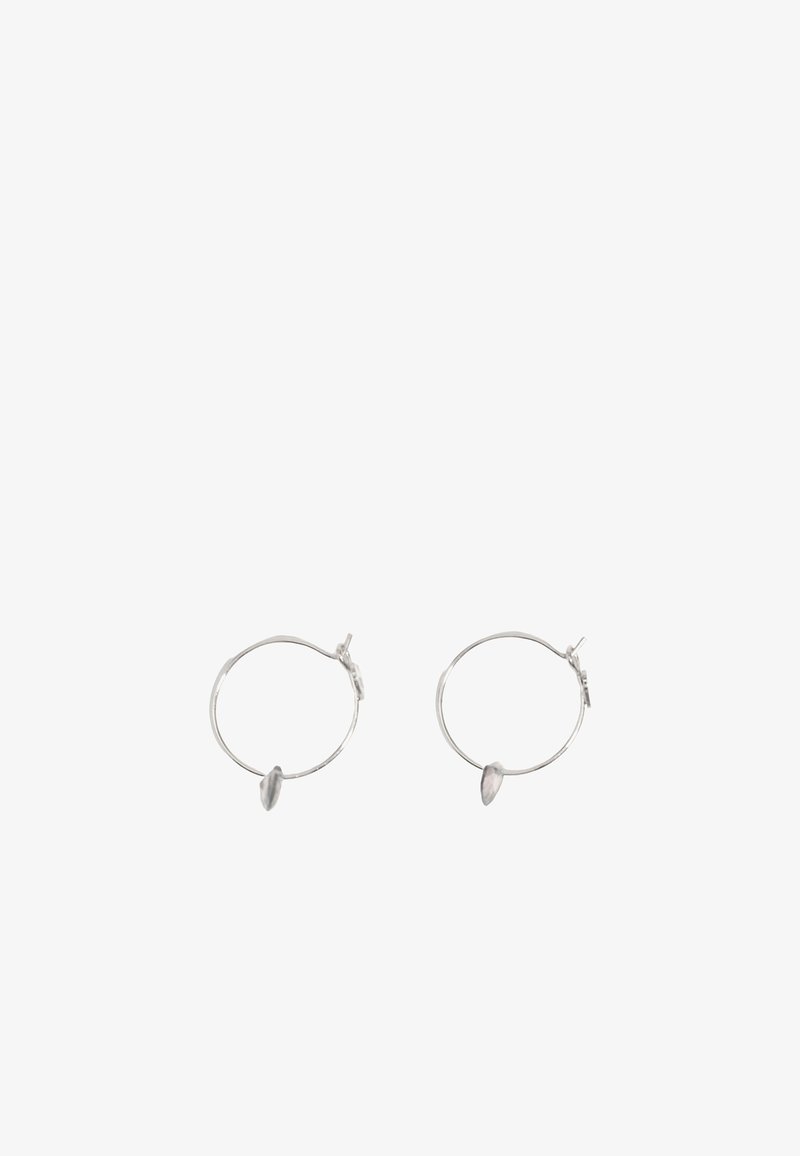 Aros de plata en forma de aros con un acento ovalado, que presentan una textura lisa y pulida y un diseño sencillo. Cada aro cuenta con un cierre seguro.