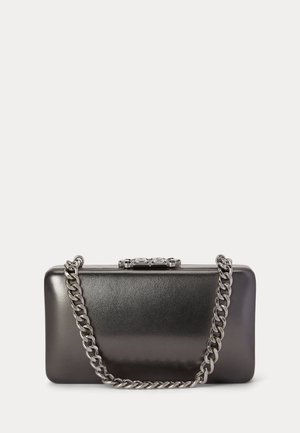 Bolso clutch rectangular negro con acabado metálico y cadena gruesa plateada, mostrado sobre un fondo neutro.